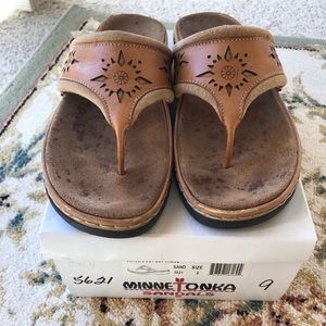 Minnetonka Leather Moccasin Thong Sandals